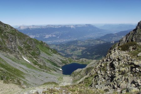 Vue arrière sur les balcons de Belledonne et la Chartreuse