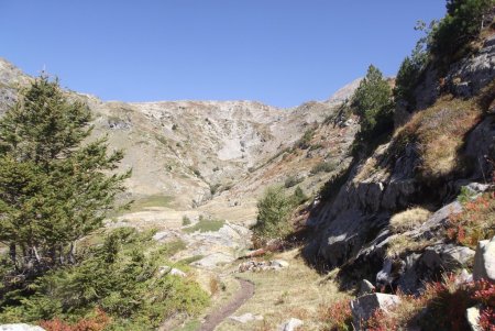 Dans la descente, vue arrière sur le vallon du Guiliman