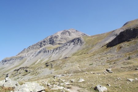 Au Plan de l’Alpe, vue arrière sur le refuge et la Tête de Pradieu