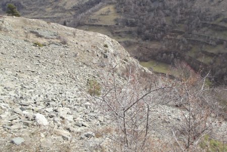 Vue arrière sur un pierrier traversé