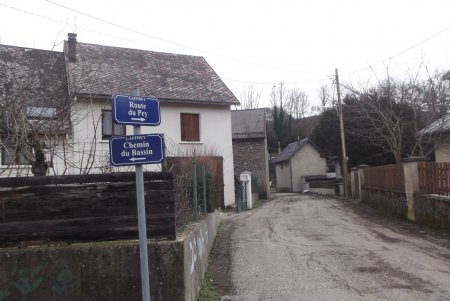 Départ dans le village