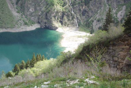 Dans la descente, vue sur la plage en réserve intégrale