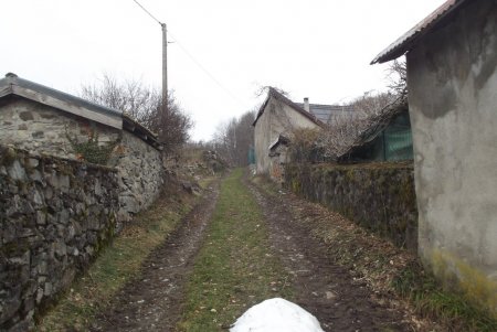 Suite du chemin, entre les maisons