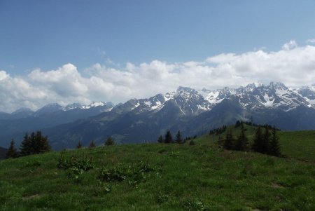 Crêt du Bœuf à droite, devant les géants de Belledonne