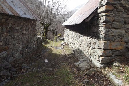 Arrivée entre les maisons