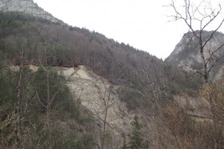  Vue sur la route du col d’Ornon et la trace de l’éboulement du 4 janvier 2018