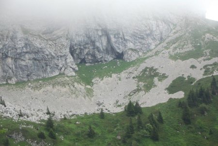 Du haut de la Combe Chaulange, vue sur la grotte aux Ours