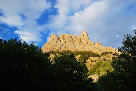 Vue d’ensemble sur l’aiguillette du Lauzet depuis le point de départ, au coucher du soleil