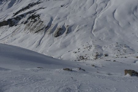 Descente à skis. Vallon de Cornascle. Le point 2269 en bas.