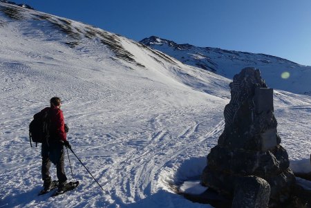 Il faut quitter la route à partir de cette stèle.