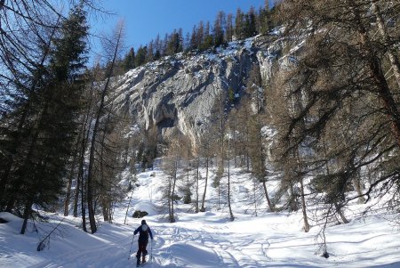 La vue des falaises d’escalade présage le bon.