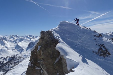 Le ressaut de neige raide donne accès à la petite plateforme sommitale.