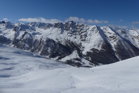 En prenant de l’altitude.