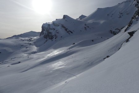 Dans le retro : au fond à gauche la Cime du Loup. Vallon du Pas de Salsa à droite.