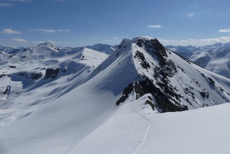 L’antécime E du Caire Brun : descente puis montée skis sur le dos.