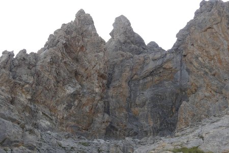 Zoom la falaise noirâtre en haut du plan incliné à remonter.