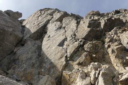 Grand dièdre (cairn mis au pied). A droite la vire finale.