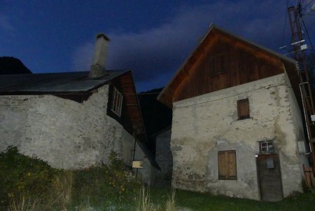 Le départ du sentier est entre ces deux maisons, en haut du village à gauche.