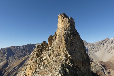 Au col N-O de la Tour de Chillol : une antécime E du Grand Bec de la Blachière. 