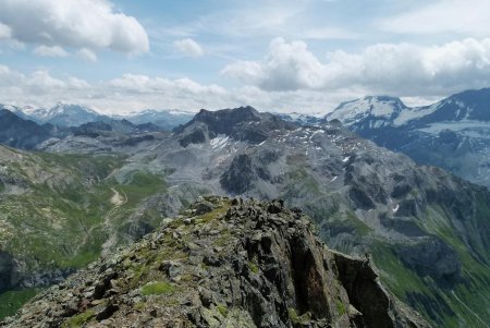 En bas à Gauche, Plan Séry, Col du Plan Séry et Passage des Aimes. Droit devant au premier plan, Roche des Chèvres. Puis au deuxième plan, de gauche à droite, Tuf de la Grassaz, Pointe de la Vallaisonnay, Roche Noire.