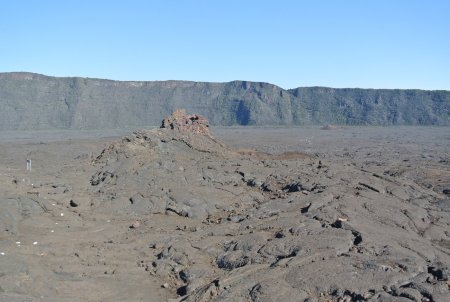 À gauche ce sont des balises ; à droite des personnes qui montent au volcan.