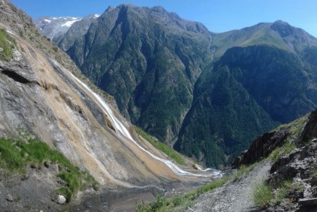 L’eau s’écoule sur un beau tobbogan naturel et finit par se jeter dans la Romanche par la cascade de la Pisse que l’on voit de la route dans la vallée