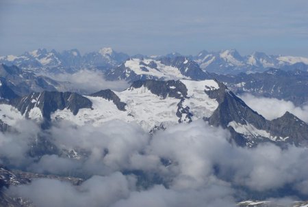 Au 1er plan le Grand Bec, au 2e plan Péclet Polset. Au fond le massif des Ecrins.