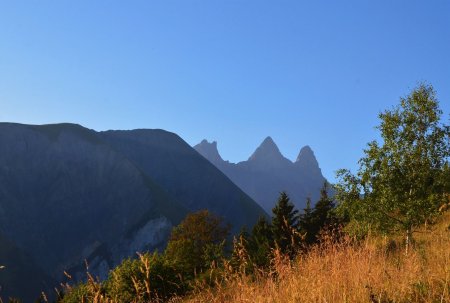 Trois silhouettes se détachent