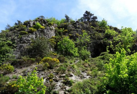 La grotte, à droite, s’atteint par un passage escarpé.