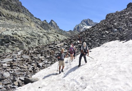 Sous le col de Valante versant français, un peu de neige pour s’amuser.