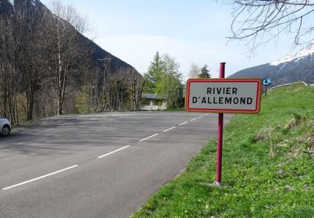 Emplacement du stationnement à la sortie du Rivier d’Allemont