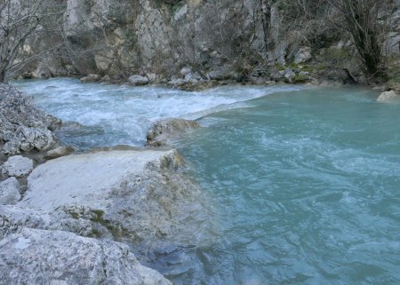 Le torrent commence à s’enserrer entre les roches