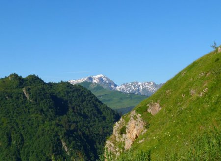 Le Grand Mont au fond de la vallée