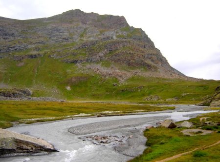 Plan des Evettes. L’Ouille du midi et le versant de descente avec un itinéraire qui sinue entre les barres rocheuses.