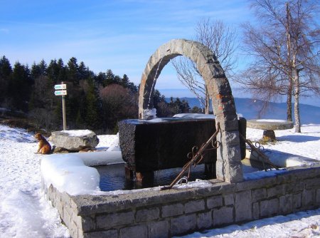 A la Jasserie, la fontaine de la source du Gier.