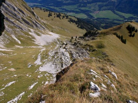 Progression sur l’arête est, raide et très aérienne.