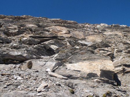 Les roches délitées du dévers de l’arête.