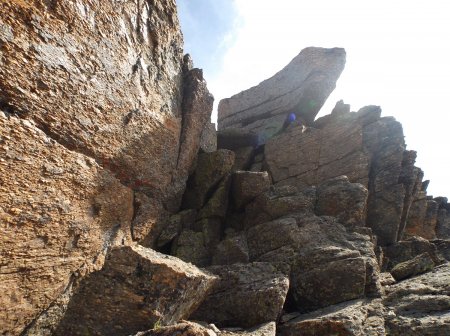 Accès au fil de l’arête de l’Aiguille Percée.