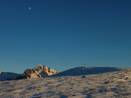 Regard arrière vers le sommet du Niremont en début de descente.