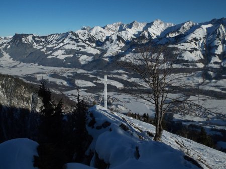 Regard arrière vers la croix sommitale.