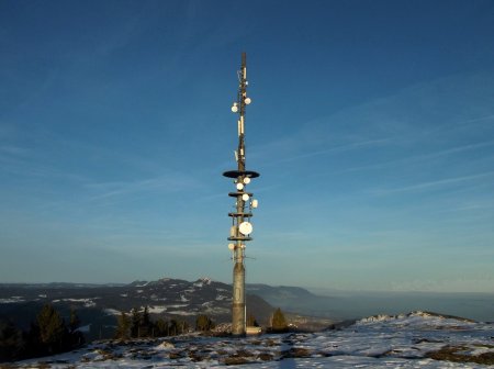 L’antenne de télécommunication au sommet.