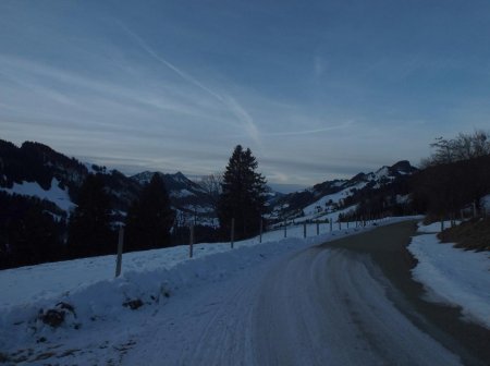 Départ de la randonnée sur la route à partir de La Valsainte.