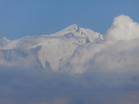 Le mont Blanc attaqué par les nuages.