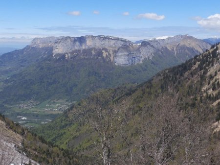 Vue au nord sur le massif du Parmelan.