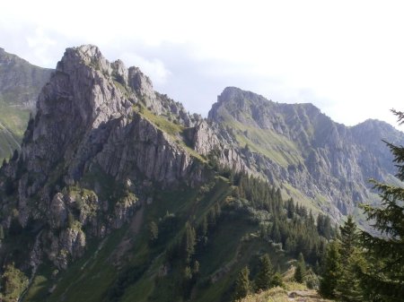 Le col de Damoz des Moulins, avec le mont Brion et la pointe de Savolaire au fond.