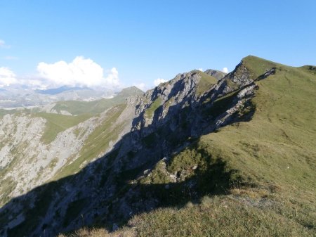 Vue en arrière sur la crête du Dou du Sommet.