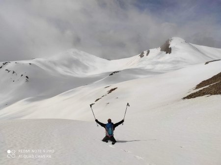 Après la montée raide, la vue se dégage vers d’autres cimes.