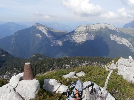 Le sommet. Au fond, la pointe d’Andey et les rochers de Leschaux.