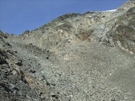 La pénible combe vue du replat, avec la langue glaciaire visible en haut.