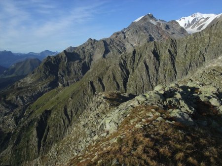 De la crête des Monts Jovet, vue du versant tourmenté sud-ouest du Mont Blanc.